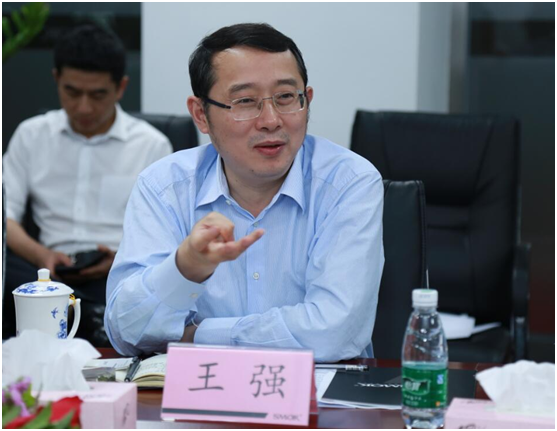 南山区区长王强在会上发言